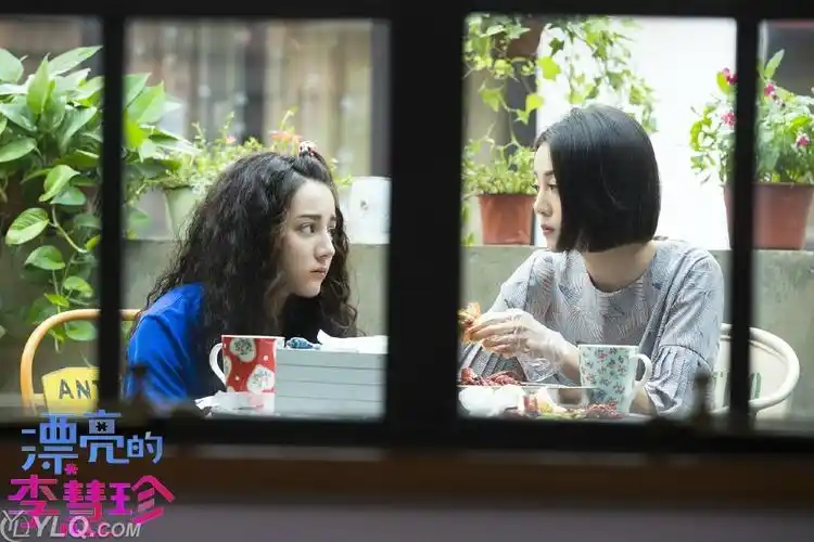 《漂亮的李慧珍》闺蜜剧照曝光 迪丽热巴李溪芮甜腻相拥