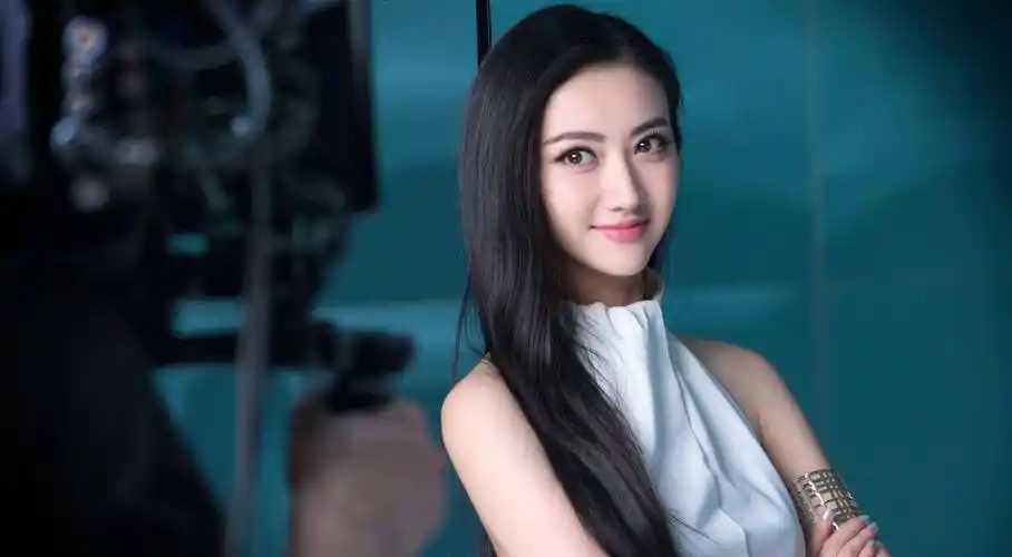 让万达亏了好几亿,成龙都不敢惹的女人,景甜背景到底多强大?