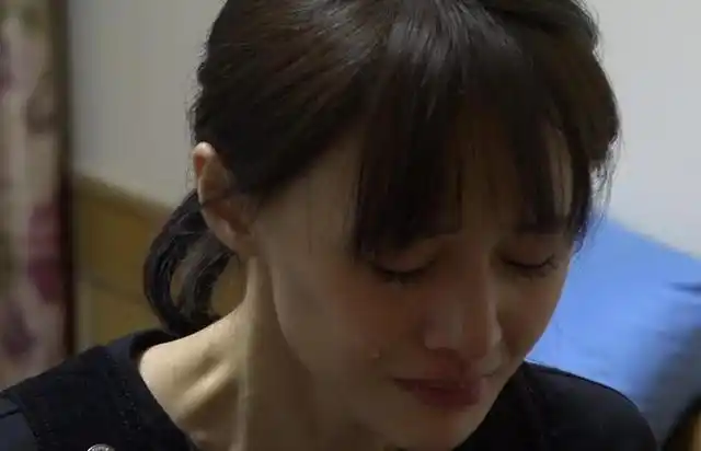 郑爽当街痛哭为什么爽爸微博这样回应