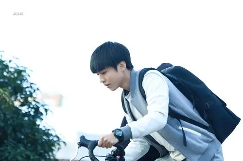 王俊凯# 161126《我们的少年时代》拍摄 高清2p