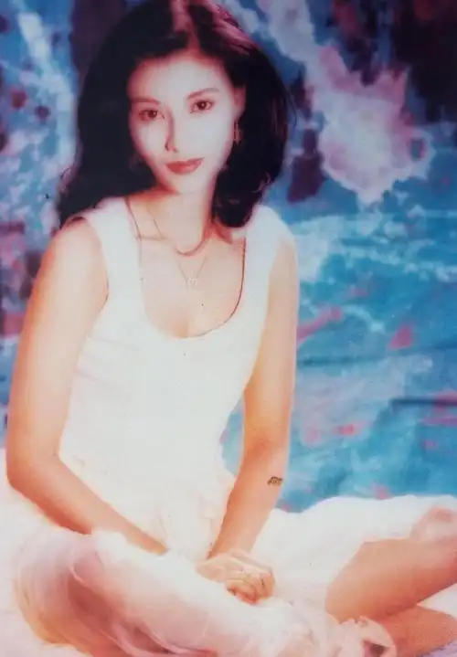 年轻时的李嘉欣,真的是能"持靓行凶",穿土气的白裙都很迷人