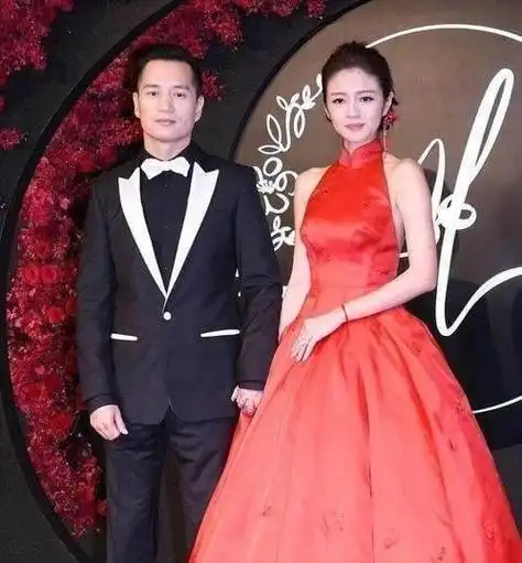 安以轩老公陈荣炼被捕画面曝光!戴黑色头套和手铐,被押送检察院