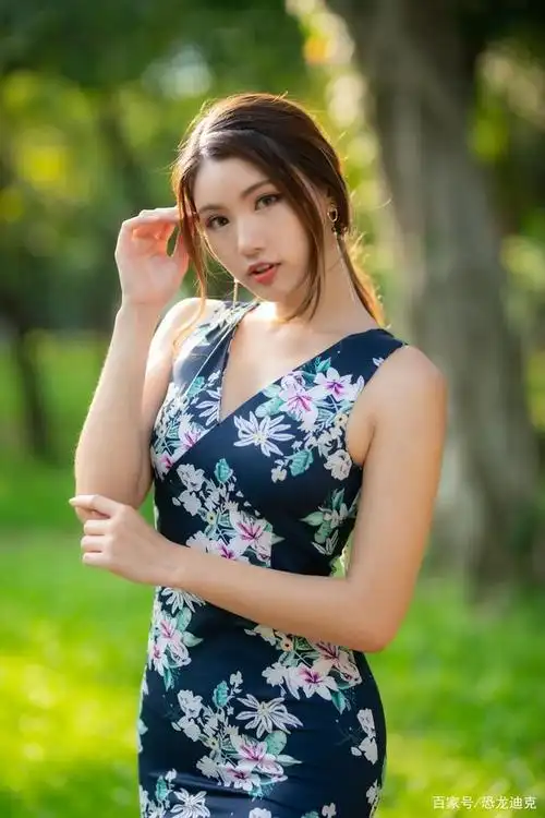 女人的美有很多面,可以优雅性感,可以清纯甜美