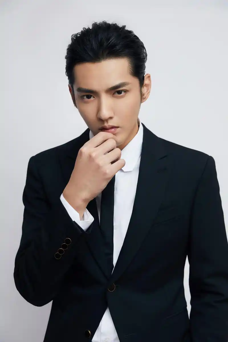 吴亦凡  吴亦凡@吴亦凡 出席"百星·百亿助力武汉"直播公益活动,感谢