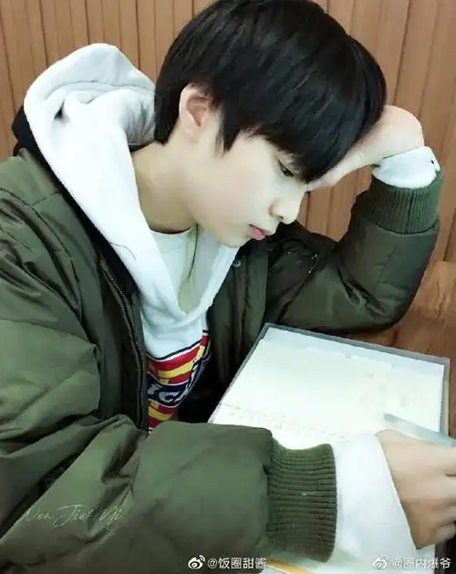 刘耀文晒一箱作业