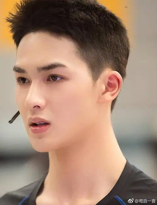 看朱正廷剪了寸头,男孩子果然还是清清爽爽的让人舒服