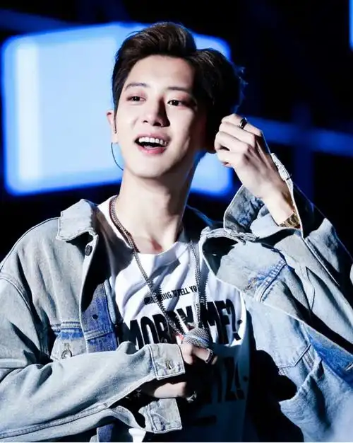 朴灿烈/近期汇总 全白的灿烈太好看了吧朴医生t t  灿烈男友/女友视角