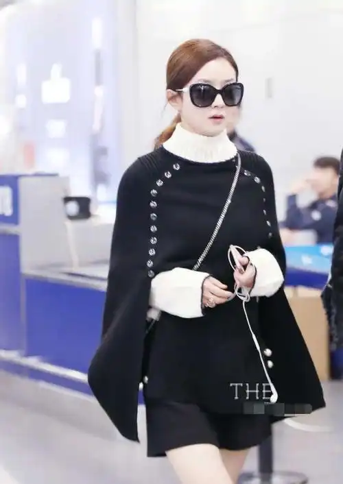 赵丽颖也有强势一面,黑色斗篷搭过膝长靴,"摩登女王范"十足