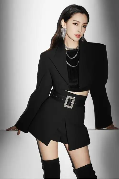 杨颖的西装穿搭真是大胆搭配上黑色短裙看上去性感又精致