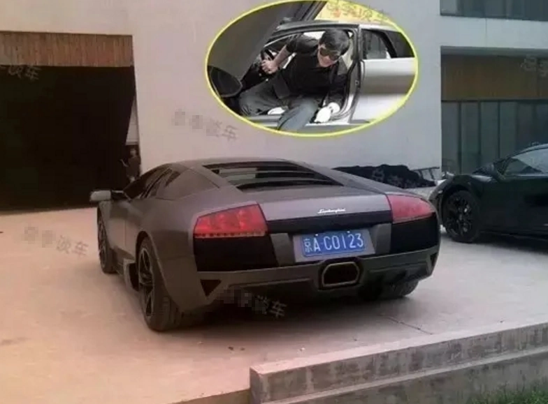 盘点巨星成龙的座驾,每辆都是豪车,最后一辆简直是行走的房子!