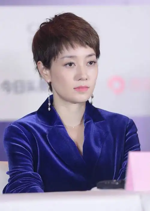 马伊琍蓝丝绒套装高贵优雅沉稳不失气场 短发精致简洁干练