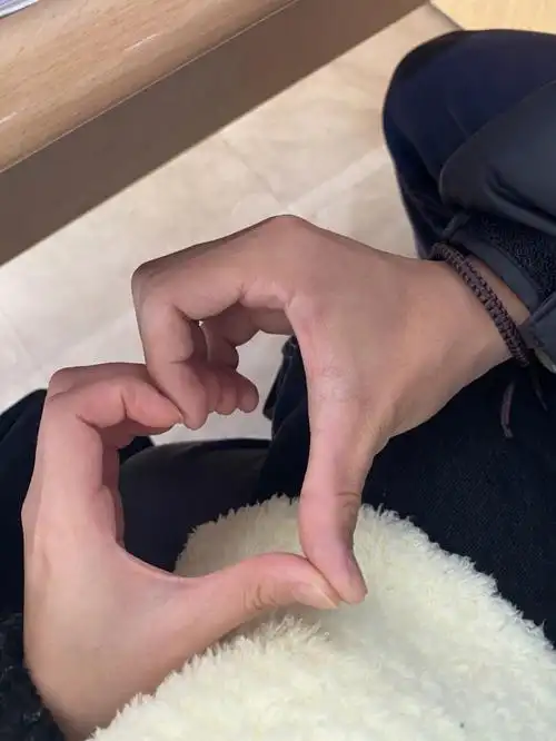 记录每次见面牵手不想露脸的秀恩爱方式 低调且有氛围感#情侣拍照