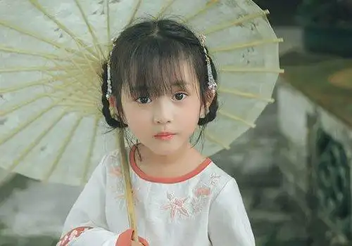 小女孩碎发刘海双编发发型看起来复杂,实际上就是两条蜈蚣辫编发发型