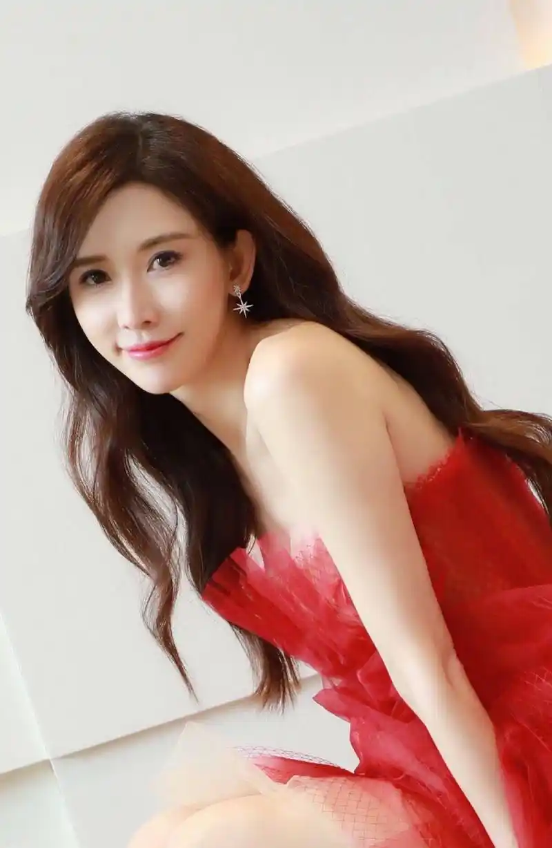 林志玲大变样,小腹隆起疑有孕,跑着去拉老公,细节暴露家庭地位_生活