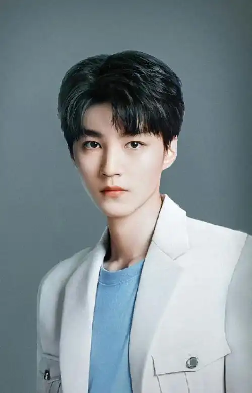 内娱男明星的证件照#那一定不能错过王俊凯的证件照,五官端正,澜乔