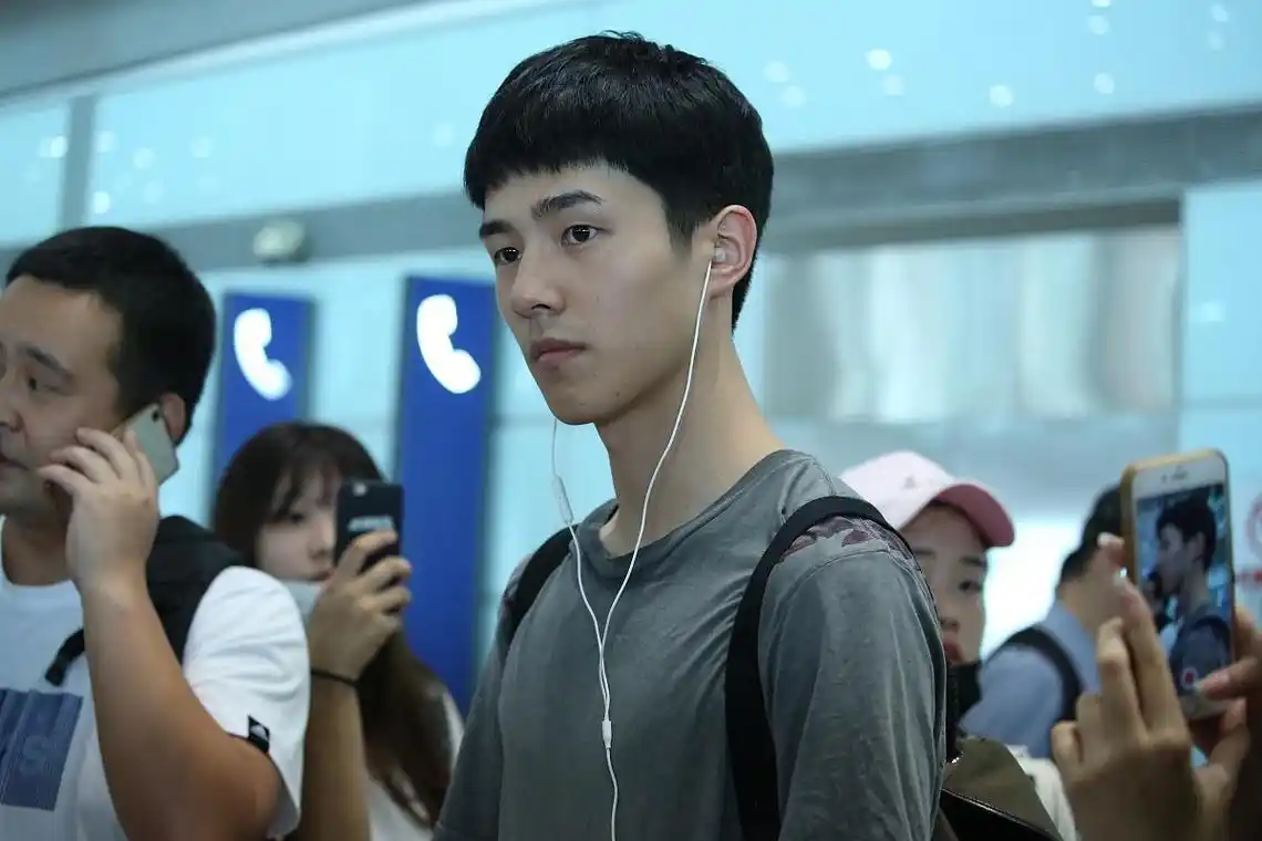 刘昊然的经纪人吹嘘刘昊然喜欢自己,引起网民热议.