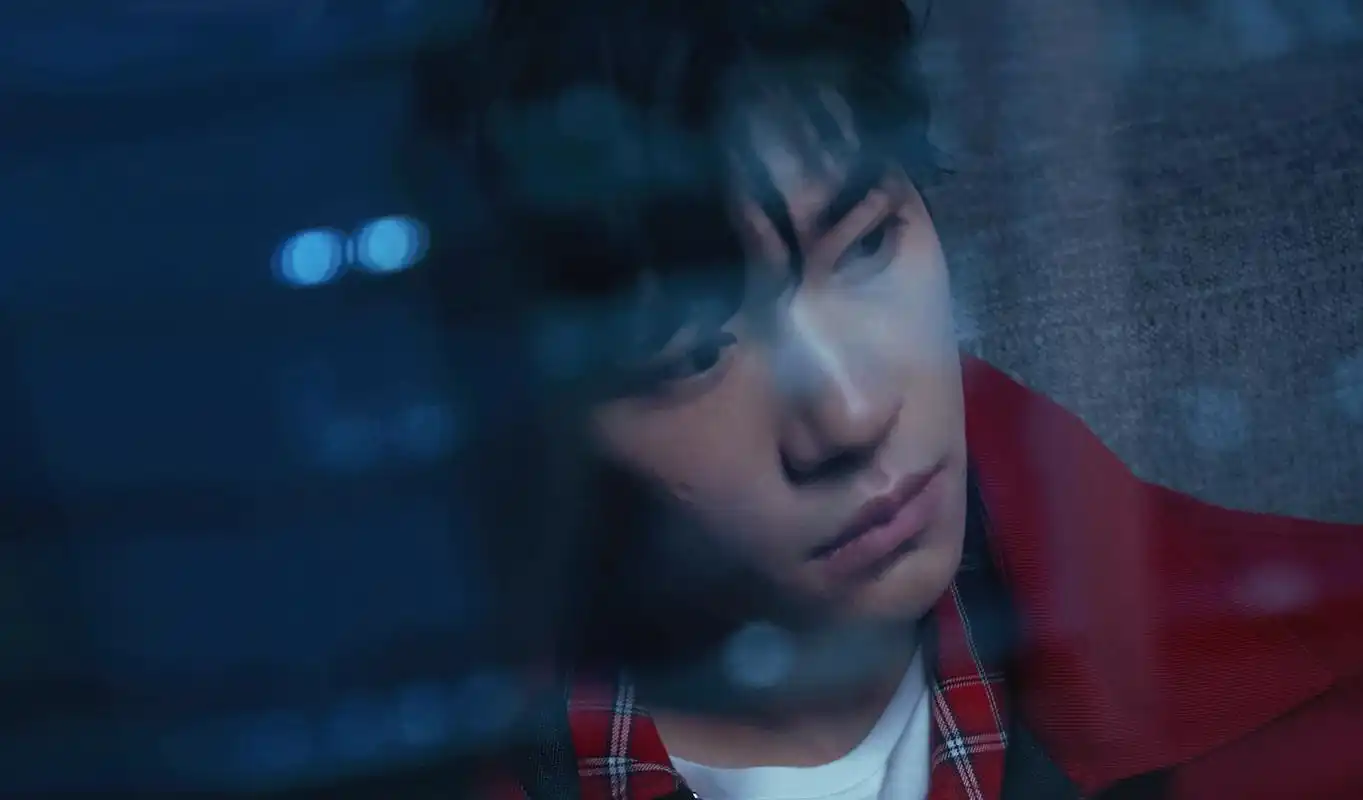 秋意深浓,百草味开启,百草味品牌代言人易烊千玺如约而至,炙热红衣