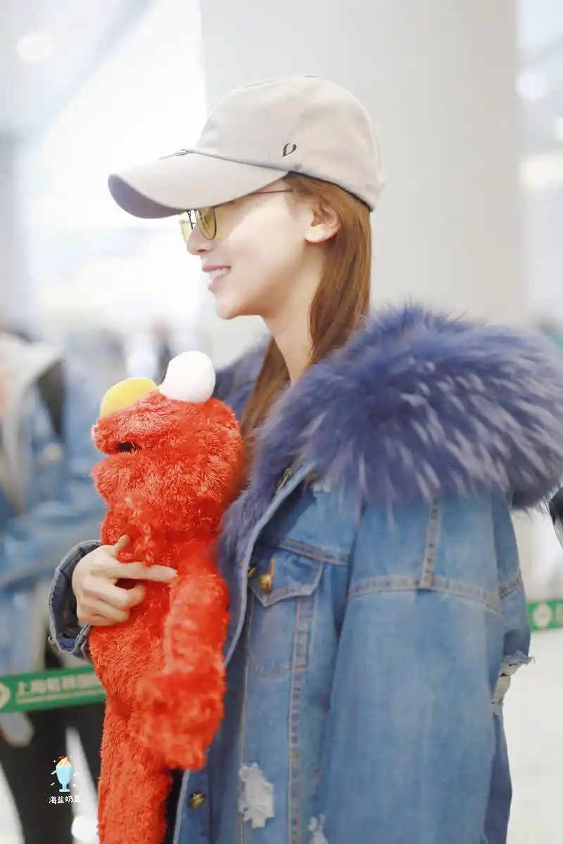 吴谨言戴棒球帽和墨镜穿毛绒领牛仔衣现身机场,皮肤白皙笑容灿烂