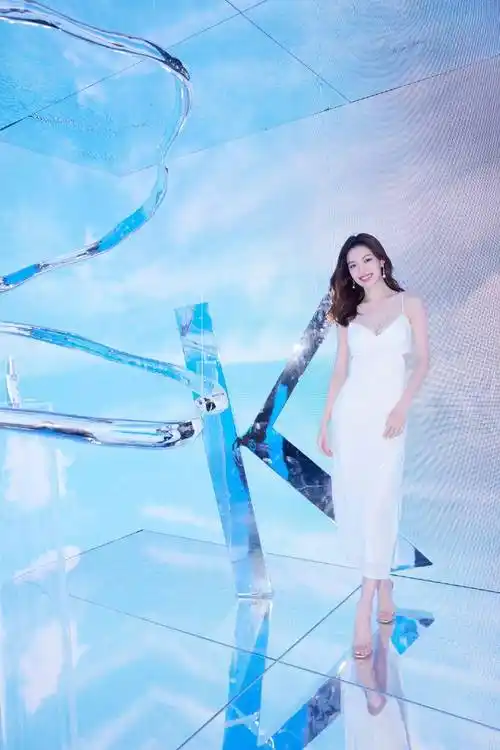 在这组照片中,钟楚曦从头到脚都透露着优雅和自信.