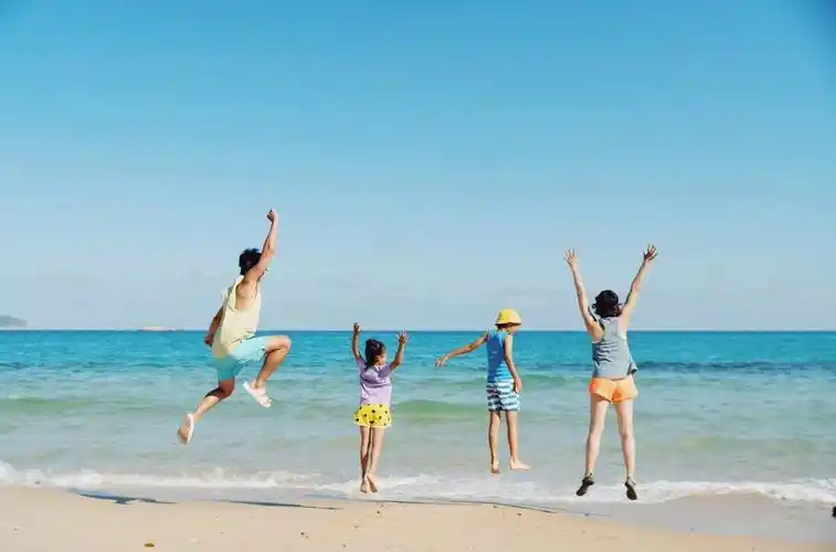 幸福的一家四口!孙俪晒一家人2021年海边背影照