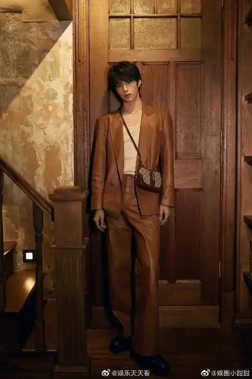 拍#刘耀文今日彩色西装外套好好看,好帅,爱了,爱了@时代少年团-刘耀文