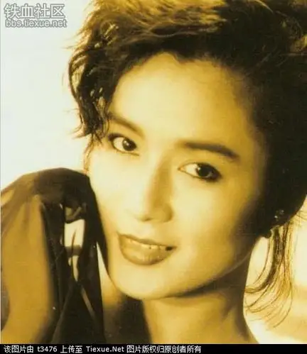 她精致温婉,就像徐志摩所写的"最是那一低头的温柔"