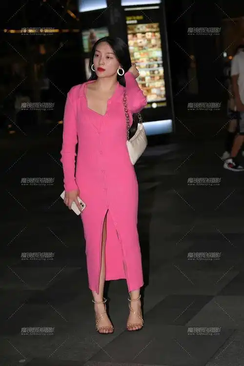 穿搭美图街拍粉色毛衣长裙穿搭的高挑气质御姐