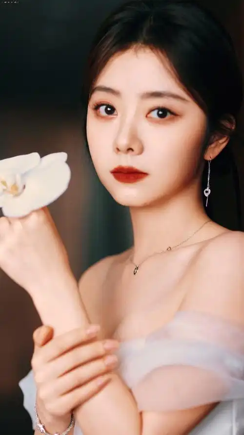 谭松韵白色缎面礼裙