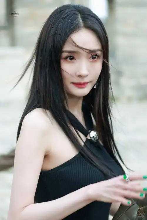 杨幂loewe罗意威全球品牌代言人##杨幂法国街头漫步##时装周还得 855