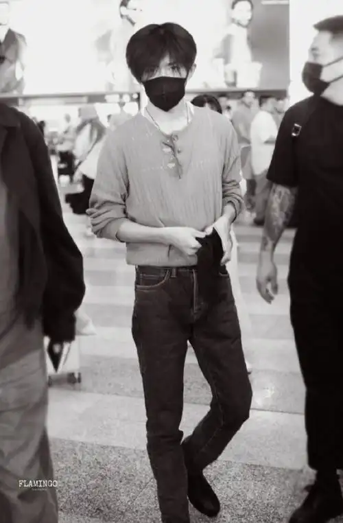 易烊千玺对比图##易烊千玺晚宴侧拍