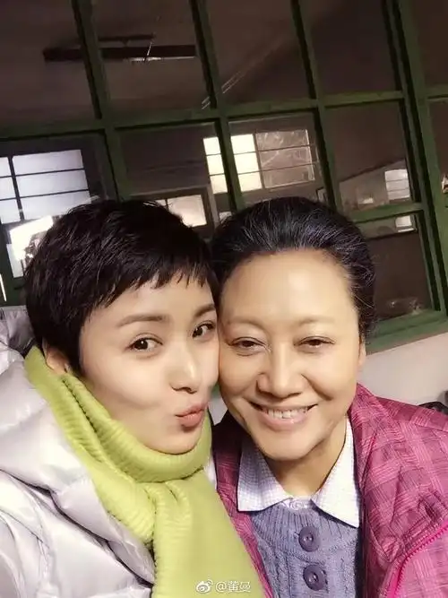 也有可能因为进入娱乐圈是这样的"意外",导致黄曼并没有那么追名逐利