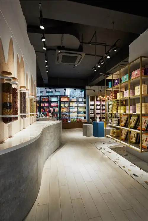 展示架上的蓝色主题墙,以烘焙器具传达昔日纯手工制作的用心诚意,设计