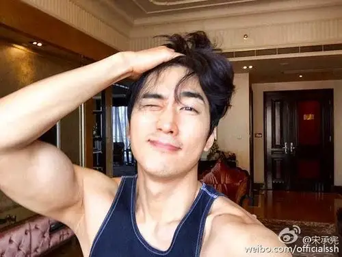 宋承宪起床睡眼迷离 撩发秀粗壮手臂