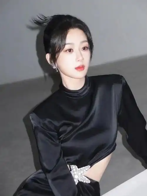 突然get到杨紫的美了 最近这身紧身裙造型真的好绝