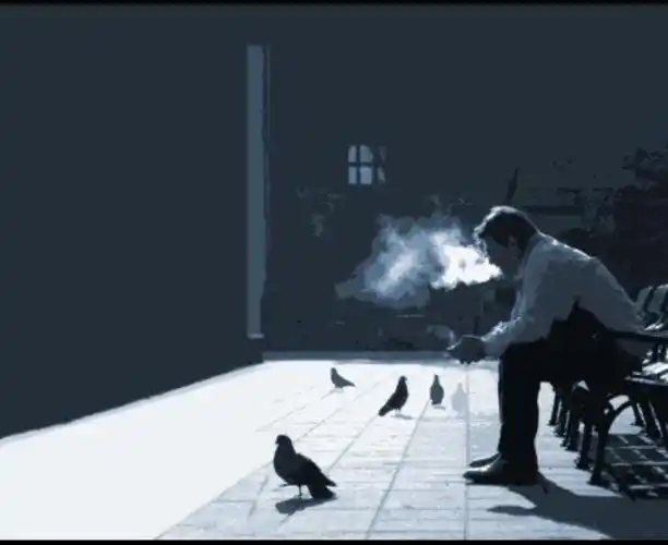 抽烟独思的男人(看图写文)