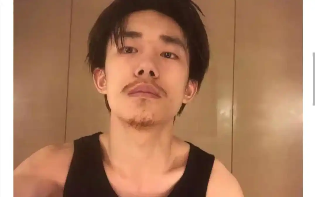 易烊千玺留胡子大变样,满满沧桑感男友力爆棚,网友直呼老公!