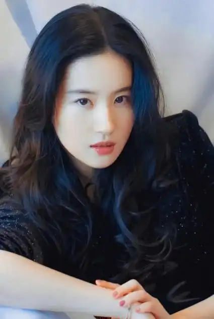 曝刘亦菲17岁面试小龙女素颜照,五官平平无惊艳感,被疑不像本尊