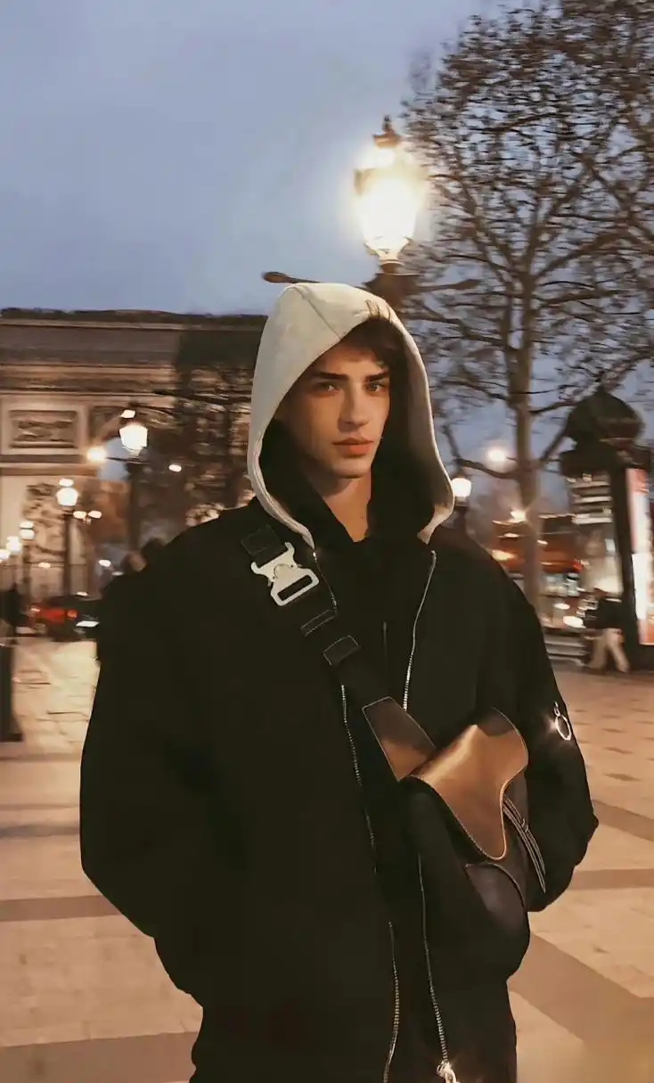 西班牙小鲜肉男演员马努里奥斯登上西班牙《harpers bazaar》杂志金