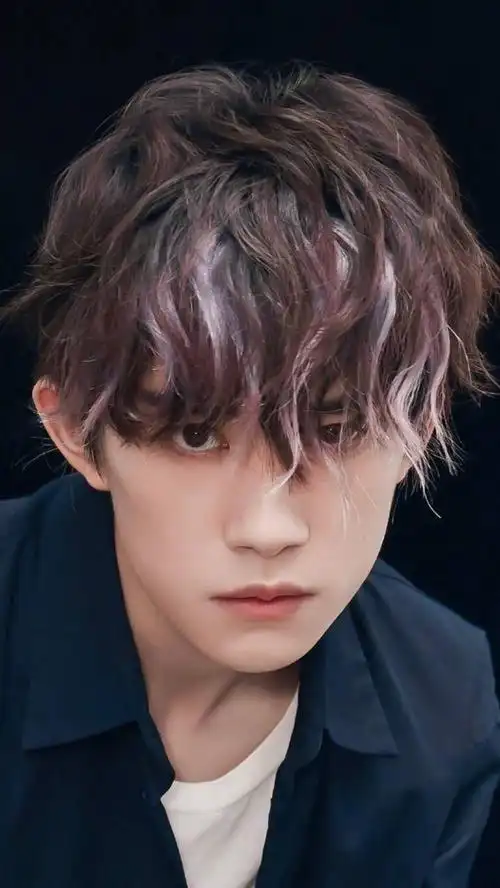 人气少年偶像组合tfboys成员易烊千玺一组新发型大片帅出新高度,惊艳