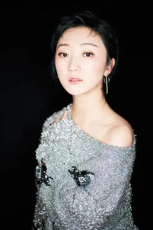 近日,实力演员张瑶现身某爱心拍卖活动,助力公益.