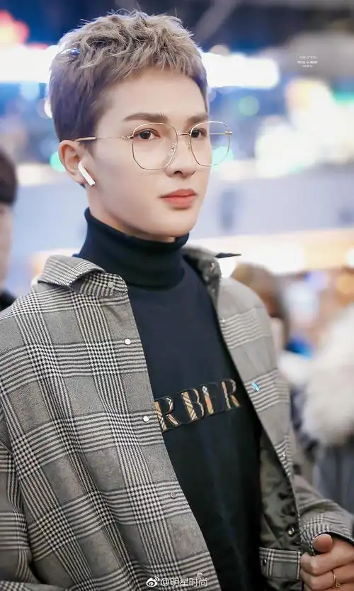 11月15日,朱正廷现身北京机场,格纹外套高领毛衣金丝眼镜