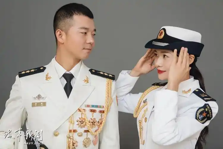 去年1月20日,李跃和韩秀云登记结婚 两人穿上白色的军装,拍了一组结婚