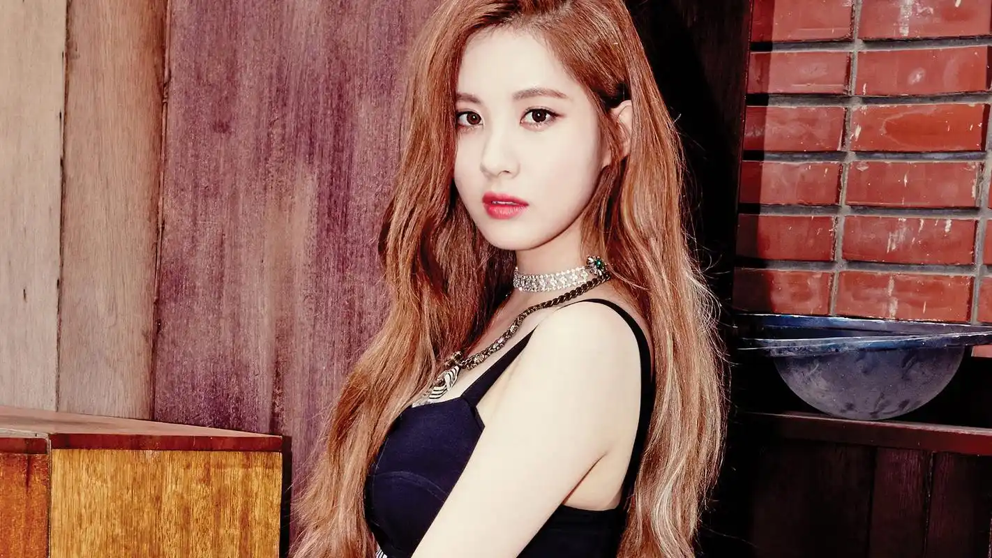 林允儿好看桌面壁纸_韩国大长腿美女_明星图片_