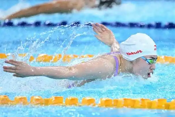 游泳馆进行,在率先亮相的女子50米自由泳决赛中,奥运冠军张雨霏以24秒