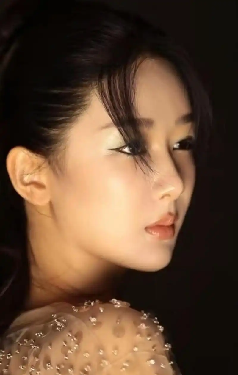 杨紫大方分享侧脸近景,鼻子小巧立体,下颌线也很清晰,小猴紫近期是