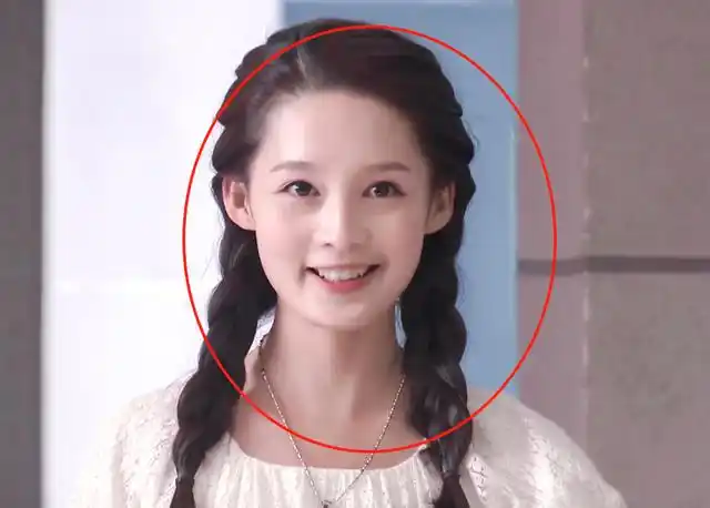 "红楼四美"旧照上热搜,李沁"初恋脸"吸睛,杨幂颜值惊艳众人