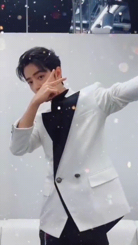 肖战[超话]##肖战#xz #肖战正能量艺人#    肖战你只管大步向前走