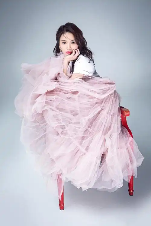 简介:黄英《漂流瓶》宣传照图片,分享一组黄英图片给大家,图中的明星