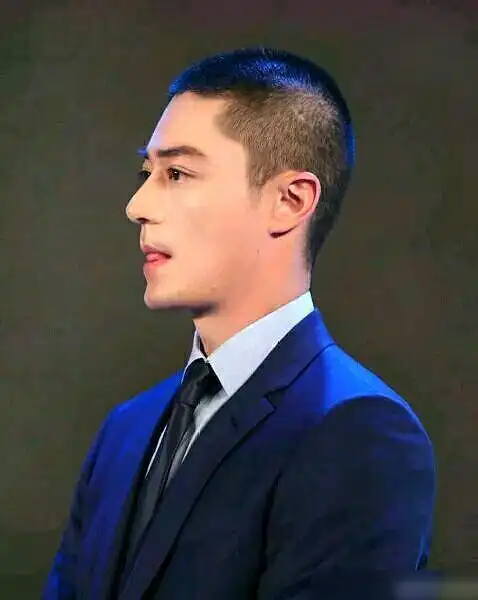 霍建华的寸头是为了凸显他的睫毛吧!