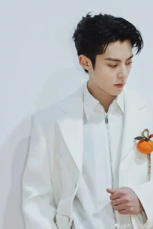 西装大片来袭,清新俊逸,时尚感满分,《以爱为营》快点播,我要看帅哥